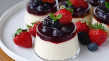 30 Minute No Bake Dessert: Panna Cotta with Mixed Berry Compote