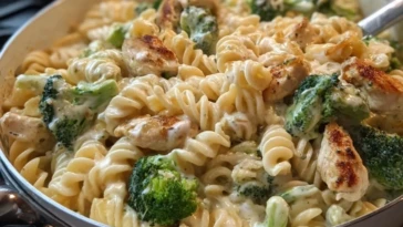 Cheesy Garlic Chicken and Broccoli Pasta