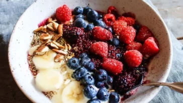 Very Berry Quinoa Breakfast Bowl